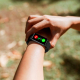 Bracelet intelligent noir porté au poignet d’une personne avec affichage d’interface d’appel sur l’écran, sans personnalisation 