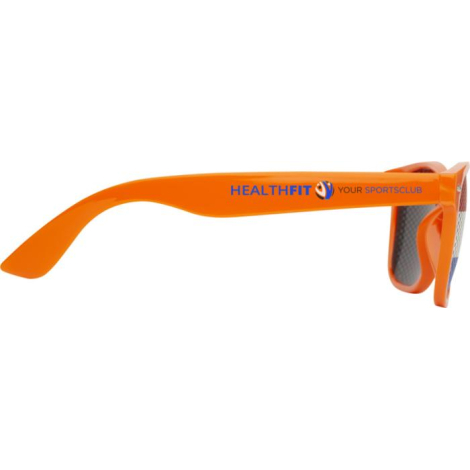 Vue de côté d’une branche de lunettes de soleil orange avec personnalisation visible sur la branche