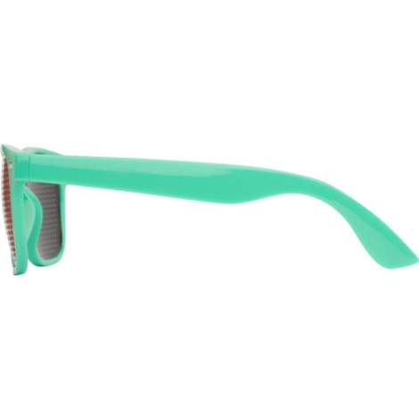 Vue de côté d’une paire de lunettes de soleil verte sans personnalisation apparente