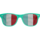 Vue de face de lunettes de soleil vertes avec verres perforés aux couleurs d’un drapeau sans marquage visible