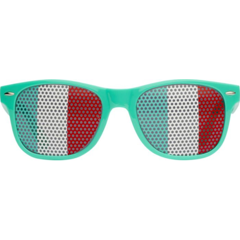 Vue de face de lunettes de soleil vertes avec verres perforés aux couleurs d’un drapeau sans marquage visible