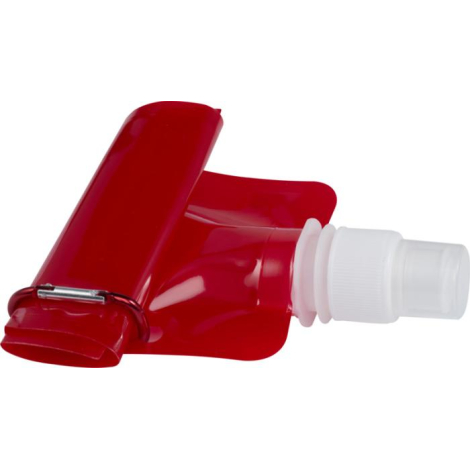 Bouteille d’eau pliable rouge repliée sur elle-même avec bouchon et mousqueton visibles, sans marquage visible