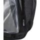 Zoom sur sac à dos noir montrant couture et étiquette latérale, sans marquage visible