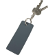 Porte-clés rectangulaire à surface lisse aspect cuir avec finition mate, attaché à un trousseau par anneau métallique, sans marq