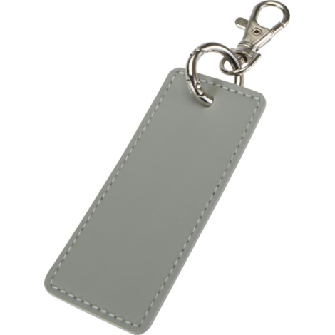 Porte-clés rectangulaire gris clair avec surface lisse et couture périphérique, relié à un mousqueton métallique, sans marquage 