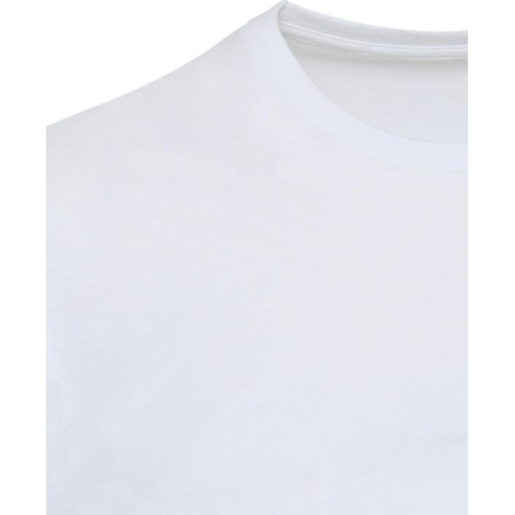 Vue rapprochée d’un t-shirt blanc montrant la partie supérieure du vêtement, sans marquage visible