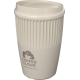 Gobelet beige avec couvercle assorti et relief vertical sur la partie supérieure, personnalisation visible sur la partie basse d