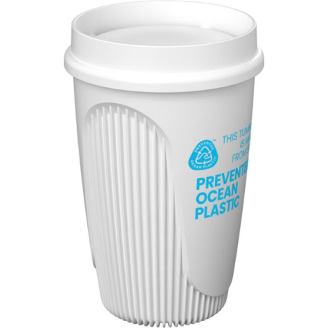 Gobelet blanc avec couvercle assorti présenté de trois quarts, avec personnalisation visible sur la face extérieure