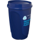Gobelet bleu avec couvercle assorti présenté de trois quarts, avec personnalisation visible sur la face extérieure du produit