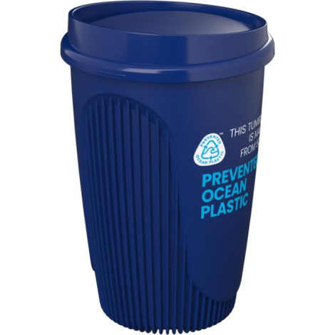 Gobelet bleu avec couvercle assorti présenté de trois quarts, avec personnalisation visible sur la face extérieure du produit