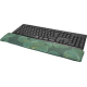 Repose-poignets pour clavier avec surface textile imprimée et clavier posé dessus, personnalisation visible sur toute la longueu