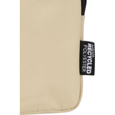 Zoom sur un étui beige montrant étiquette latérale et texture du tissu, sans marquage visible