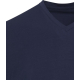 Zoom sur le col en V d’un t-shirt unisexe bleu marine à manches courtes, sans marquage visible.
