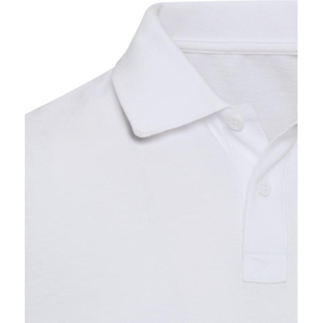 Zoom sur le col et le haut d’un polo unisexe blanc à manches courtes sans marquage apparent.