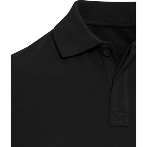 Zoom sur le haut d’un polo unisexe noir avec col côtelé, sans personnalisation visible.