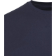 Zoom sur le col rond et le haut d’un pull unisexe bleu marine sans marquage visible. Zoom sur le col rond et le haut d’un pull unisexe bleu marine sans marquage visible.