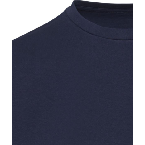 Zoom sur le col et le haut d’un t-shirt unisexe oversize bleu marine, sans personnalisation apparente.
