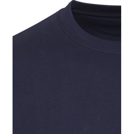 Zoom sur le col et le haut d’un pull oversize bleu marine à manches longues, sans marquage apparent.