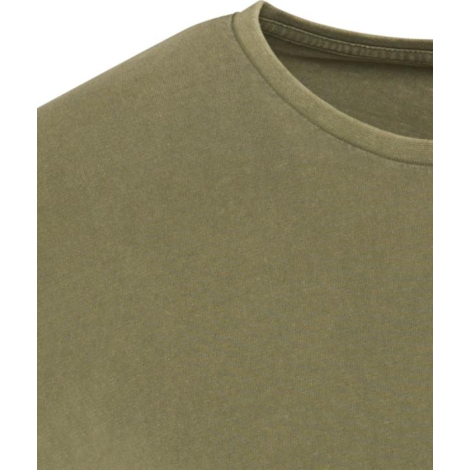 Zoom sur le haut d’un t-shirt femme délavé kaki à manches courtes sans marquage visible.