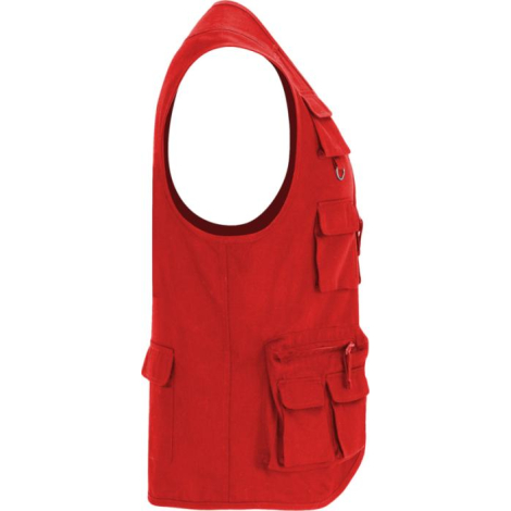 Vue latérale d’un gilet de travail rouge sans manches avec poches multiples à rabat et poches zippées, sans marquage visible.