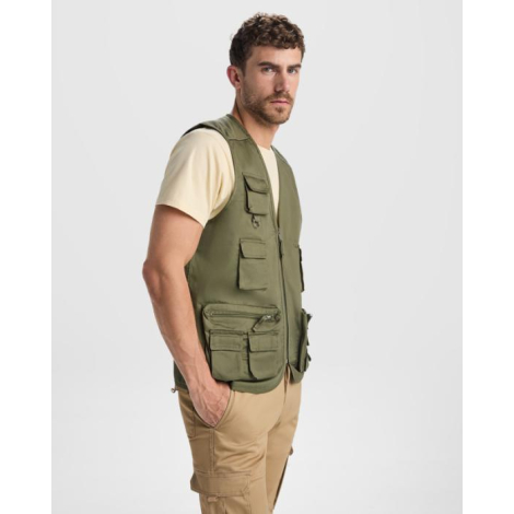 Gilet de travail kaki porté de trois quarts par un homme avec poches cargo superposées et poches zippées latérales, sans personn