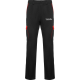 Pantalon de travail noir avec détails rouges présenté de face avec personnalisation visible sur la cuisse gauche. Pantalon de travail noir avec détails rouges présenté de face avec personnalisation visible sur la cuisse gauche.