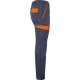 Vue latérale d’un pantalon de travail gris avec détails orange sans marquage visible. Vue latérale d’un pantalon de travail gris avec détails orange sans marquage visible.