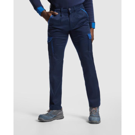 Homme portant un pantalon de travail bleu avec détails bleu clair présenté de face sans marquage visible.