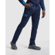 Pantalon de travail bleu avec détails bleu clair porté par un homme, présenté de trois quarts sans personnalisation apparente. Pantalon de travail bleu avec détails bleu clair porté par un homme, présenté de trois quarts sans personnalisation apparente.