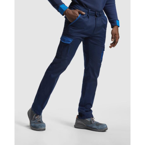 Pantalon de travail bleu avec détails bleu clair porté par un homme, présenté de trois quarts sans personnalisation apparente.