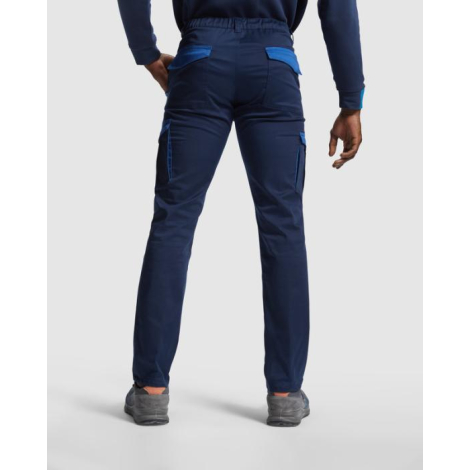 Vue arrière d’un pantalon de travail bleu avec détails bleu clair porté par un homme, sans marquage visible.