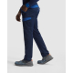Homme portant un pantalon de travail bleu avec détails bleu clair présenté de profil, sans personnalisation apparente. Homme portant un pantalon de travail bleu avec détails bleu clair présenté de profil, sans personnalisation apparente.
