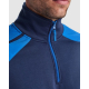 Zoom sur le col montant demi-zippé et les empiècements bleus aux épaules d’un pull homme bleu marine, porté sans personnalisatio Zoom sur le col montant demi-zippé et les empiècements bleus aux épaules d’un pull homme bleu marine, porté sans personnalisatio