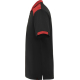 Vue latérale d’un polo unisexe noir avec détails contrastés rouges sur les épaules et les manches, sans marquage visible. Vue latérale d’un polo unisexe noir avec détails contrastés rouges sur les épaules et les manches, sans marquage visible.