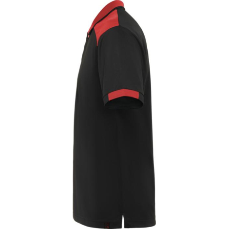 Vue latérale d’un polo unisexe noir avec détails contrastés rouges sur les épaules et les manches, sans marquage visible.