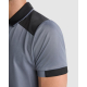 Zoom sur l’épaule et la manche d’un polo unisexe gris avec empiècements noirs et détails contrastés, porté par un homme sans per Zoom sur l’épaule et la manche d’un polo unisexe gris avec empiècements noirs et détails contrastés, porté par un homme sans per
