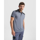Polo unisexe gris avec empiècements noirs aux épaules porté par un homme, présenté de trois quarts sans personnalisation apparen Polo unisexe gris avec empiècements noirs aux épaules porté par un homme, présenté de trois quarts sans personnalisation apparen