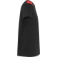 Vue de profil d’un t-shirt homme noir à manches courtes avec empiècements rouges aux épaules, sans marquage visible. Vue de profil d’un t-shirt homme noir à manches courtes avec empiècements rouges aux épaules, sans marquage visible.