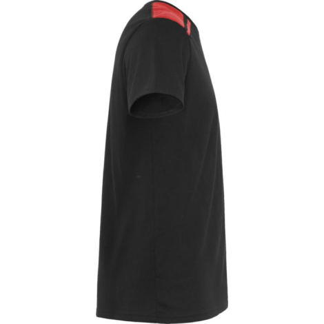 Vue de profil d’un t-shirt homme noir à manches courtes avec empiècements rouges aux épaules, sans marquage visible.