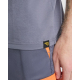 Zoom sur le bas d’un t-shirt homme gris porté avec un pantalon de travail, mettant en avant la finition de l’ourlet latéral et u Zoom sur le bas d’un t-shirt homme gris porté avec un pantalon de travail, mettant en avant la finition de l’ourlet latéral et u
