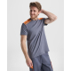 Homme portant un t-shirt gris à manches courtes avec empiècements orange aux épaules, présenté sans marquage visible. Homme portant un t-shirt gris à manches courtes avec empiècements orange aux épaules, présenté sans marquage visible.
