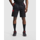Homme portant un short de travail noir avec détails rouges et poches cargo latérales, présenté de face sans marquage visible. Homme portant un short de travail noir avec détails rouges et poches cargo latérales, présenté de face sans marquage visible.