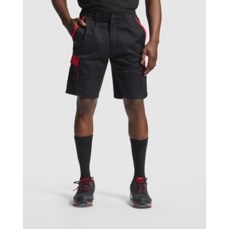 Homme portant un short de travail noir avec détails rouges et poches cargo latérales, présenté de face sans marquage visible.