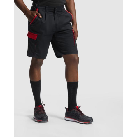 Short de travail noir avec détails rouges porté par un homme, présenté de trois quarts sans personnalisation apparente.