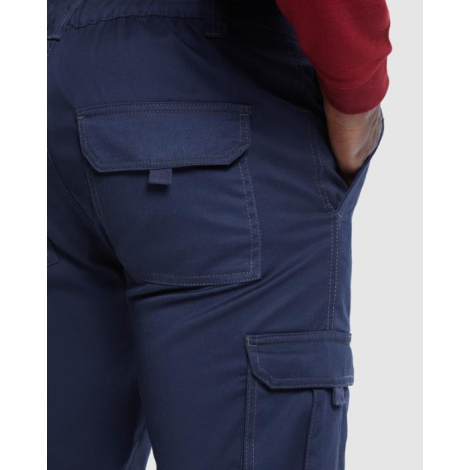 Zoom arrière sur un pantalon de travail bleu marine avec poche arrière à rabat et poche cargo latérale, sans personnalisation ap