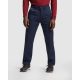 Homme portant de face un pantalon de travail bleu marine à coupe droite avec poches cargo latérales et haut rouge, sans marquage Homme portant de face un pantalon de travail bleu marine à coupe droite avec poches cargo latérales et haut rouge, sans marquage
