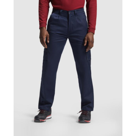 Homme portant de face un pantalon de travail bleu marine à coupe droite avec poches cargo latérales et haut rouge, sans marquage