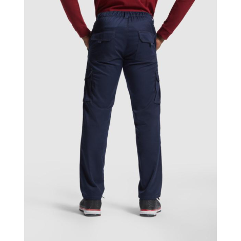 Vue arrière d’un homme portant un pantalon de travail bleu marine avec taille partiellement élastiquée, poches arrière à rabat e