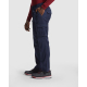 Homme portant de profil un pantalon de travail bleu marine avec poches cargo à rabat et coupe droite, sans personnalisation appa Homme portant de profil un pantalon de travail bleu marine avec poches cargo à rabat et coupe droite, sans personnalisation appa