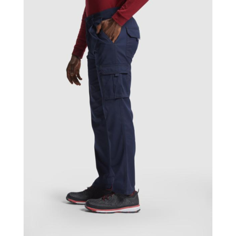 Homme portant de profil un pantalon de travail bleu marine avec poches cargo à rabat et coupe droite, sans personnalisation appa
